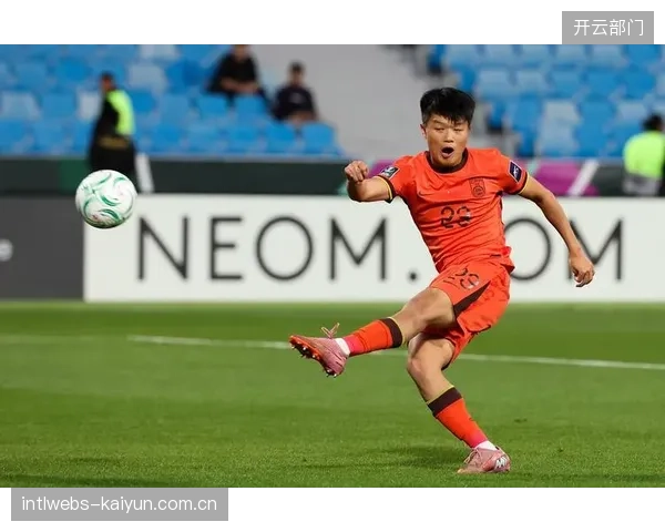 上海海港右后卫杨希坐稳主力，其攻防两端的全面数据成U23标杆。